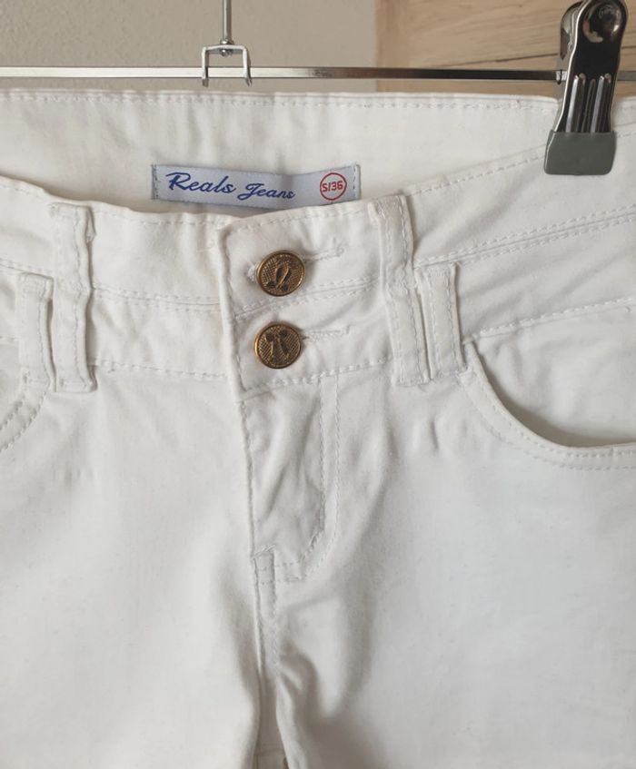 Short blanc retroussé - photo numéro 2