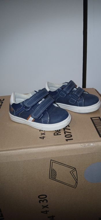 Baskets chaussea à scratchs