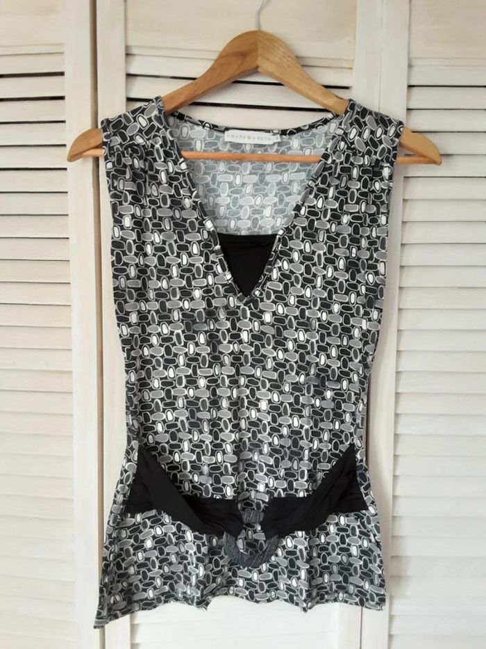 Top noir avec ceinture