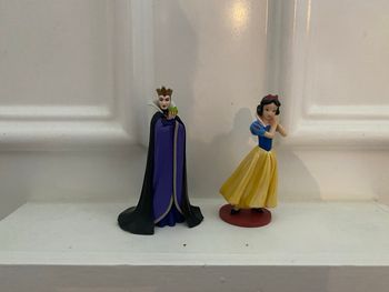 Figurine blanche neige et reine disney