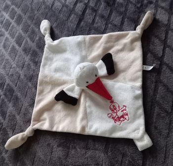 Doudou  cigogne arré plat blanc ,beige - bébé avec hochet - Roda