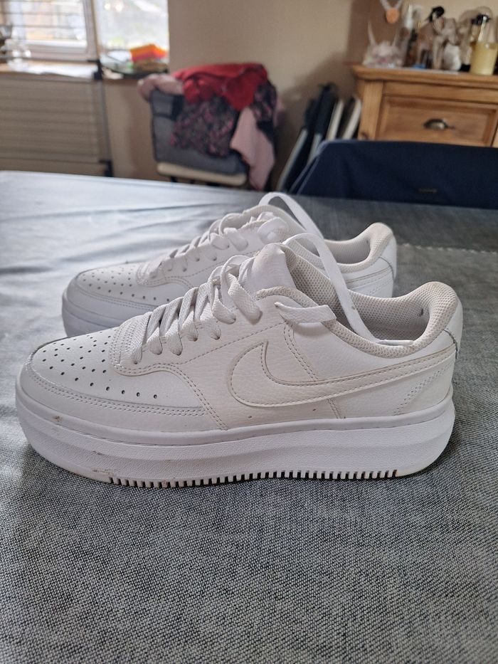 Vends baskets blanche vision alta Nike - photo numéro 5