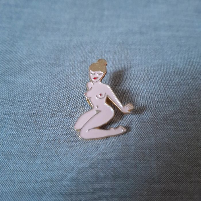 Pins femme beige coucou suzette