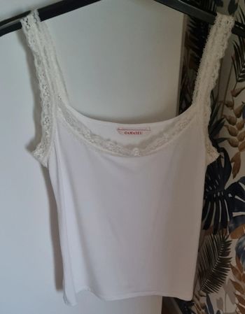 Top blanc cassé à bretelles dentelle
