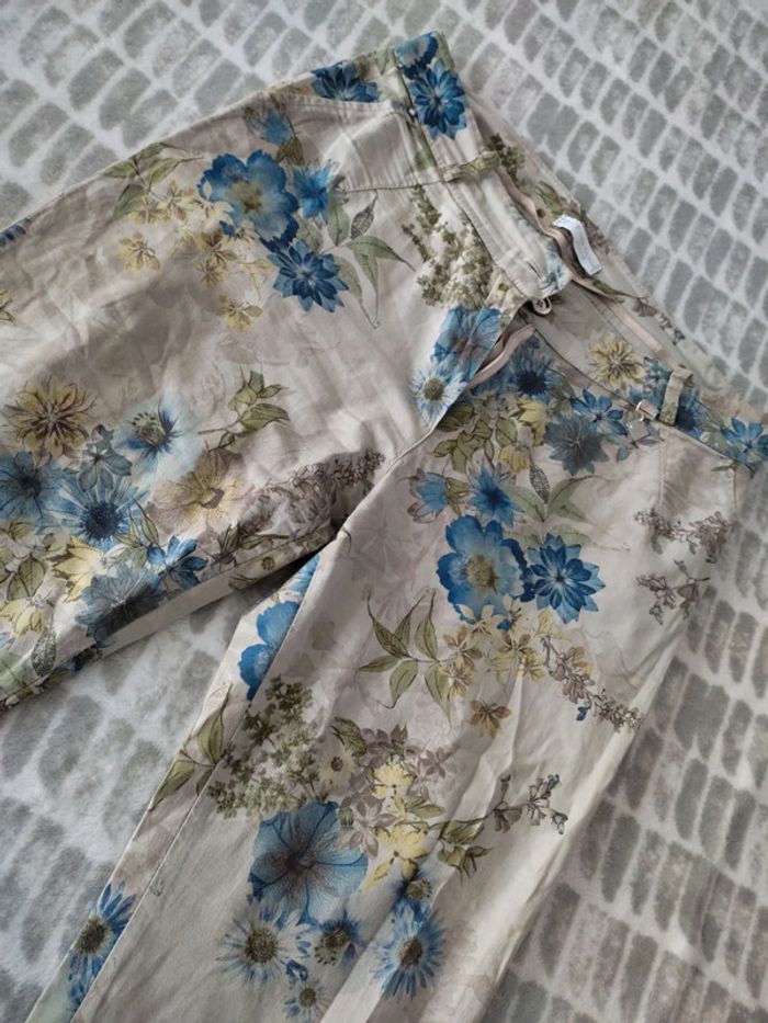 Pantalon droit a fleurs beige bleu stretch Clarin Shavien taille 42 - photo numéro 2