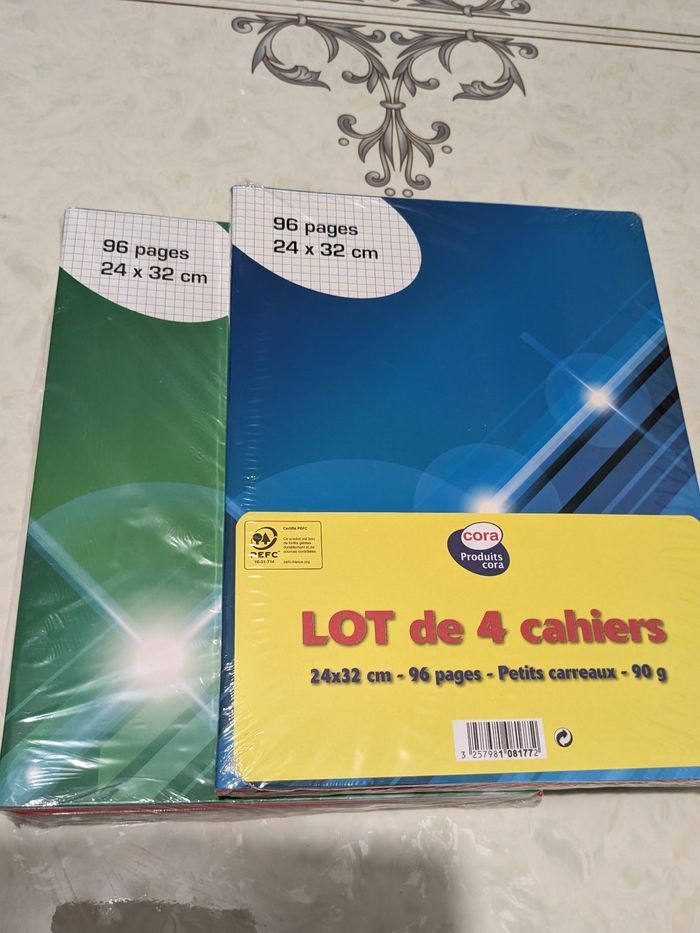 Lots de 8 cahiers à petits carreaux 96 pages. Taille 24/32 cm - photo numéro 2