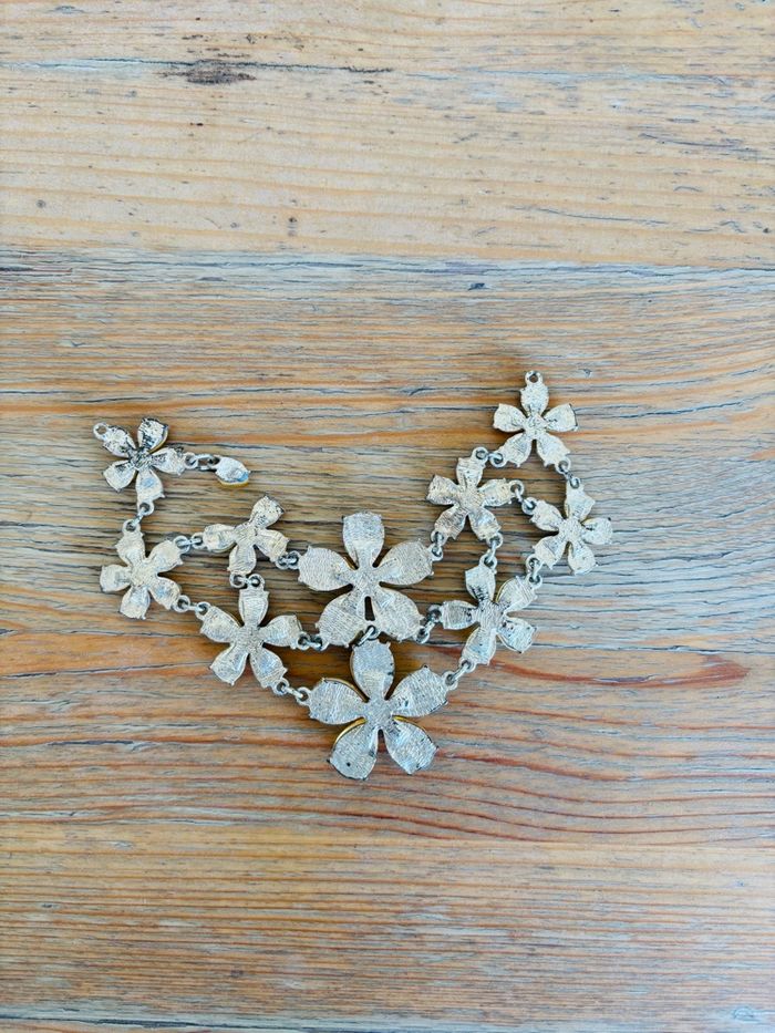 Collier fleurs jaunes