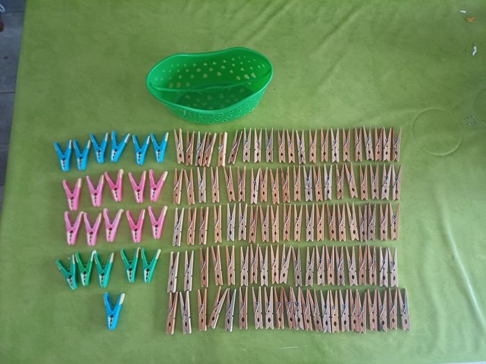 Lot épingles à linge en bois, plastique + panier