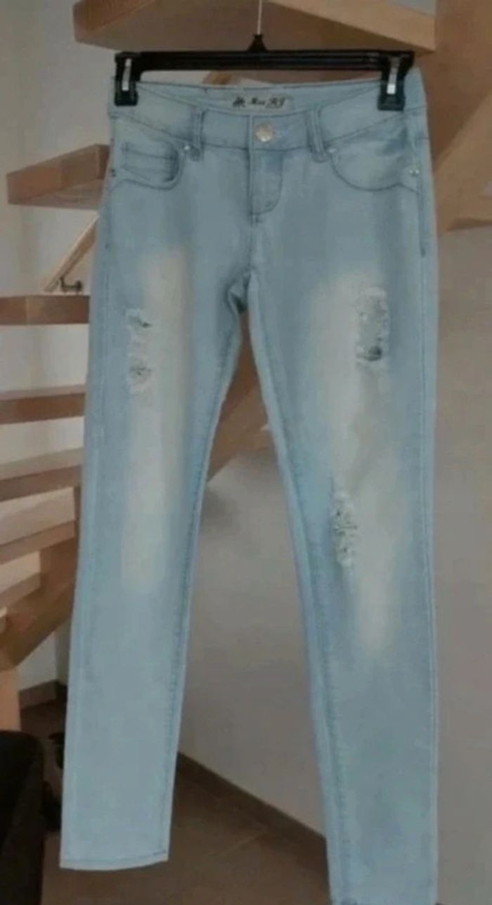 Jeans a troues - photo numéro 3