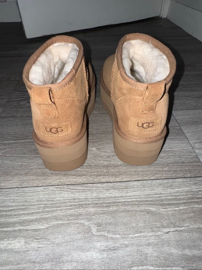 UGG plateforme neuve camel - photo numéro 3