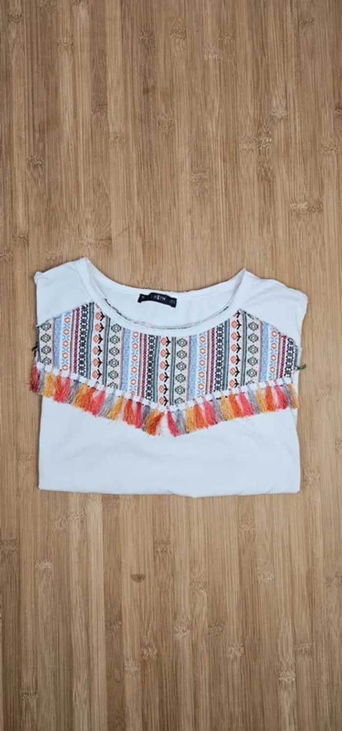 Haut T-shirt blanc cassé avec broderies et pompons colorés
Shein
Taille : S