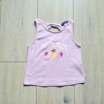 Débardeur violet avec motif fraise. Fille 4 ans. Marque Okaidi