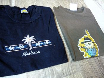 Lot 2 T-shirts garçon vacances Baléares + Corse bleu marine kaki TBE
