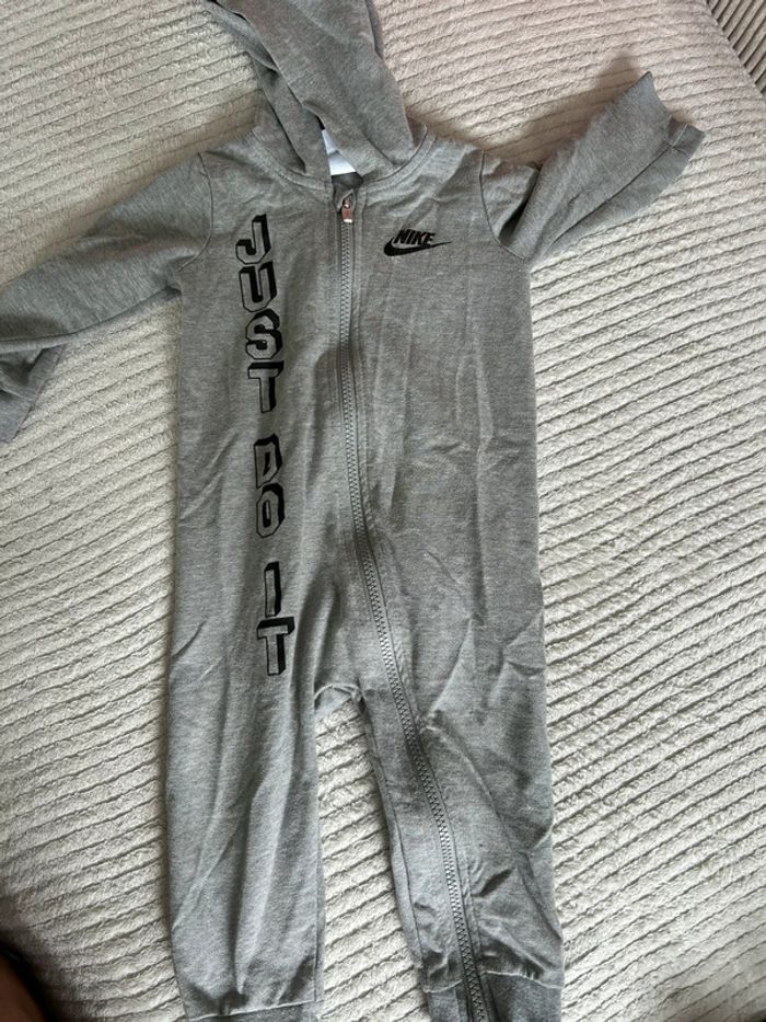 Lot de 3 : 2 ensemble Nike + une combinaison 18 mois - photo numéro 4