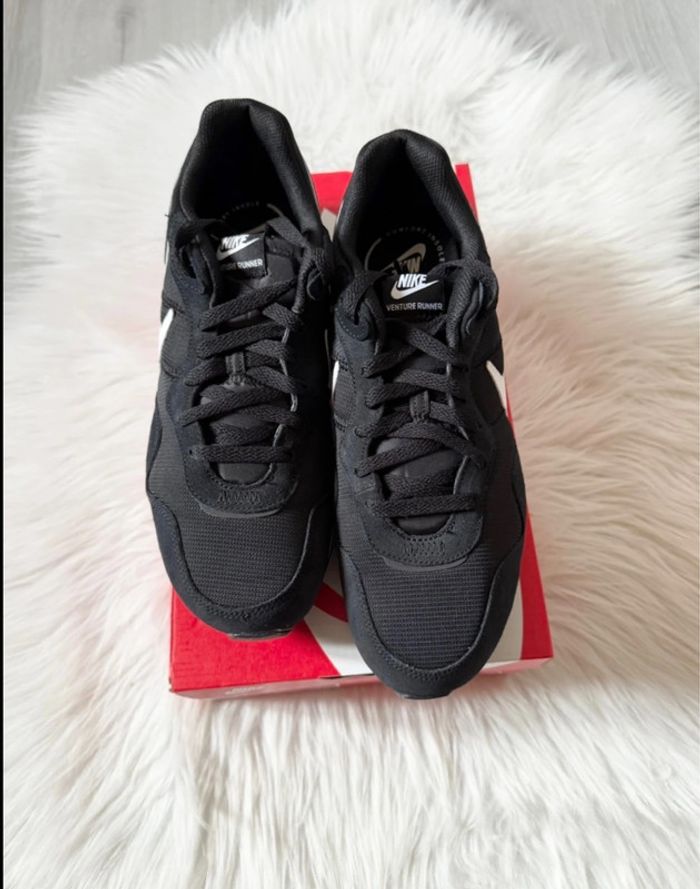 Baskets Nike Venture Runner – Taille 44,5 – Noir/Blanc – Neuf avec étiquette - photo numéro 4