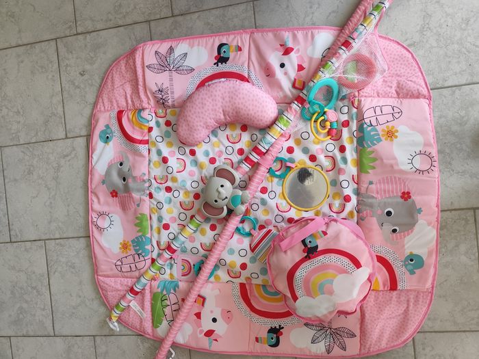 Tapis d'éveil qui fait piscine à balles