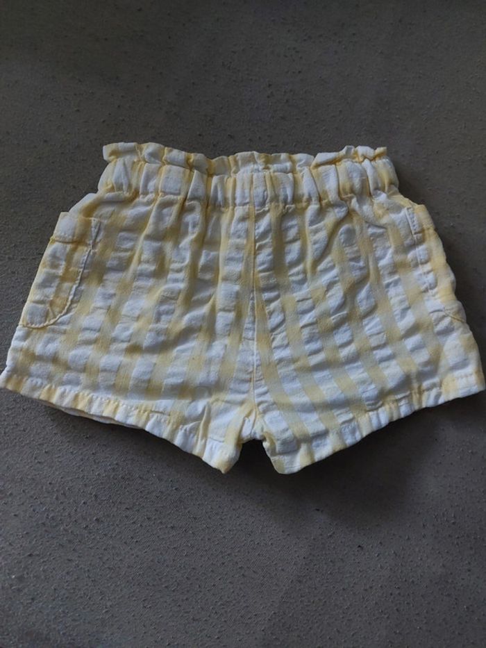 Short jaune en 6mois - photo numéro 3