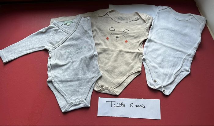 Lot de bodies taille 6 mois
