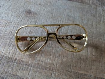 Lunettes sans verres dorées en plastique