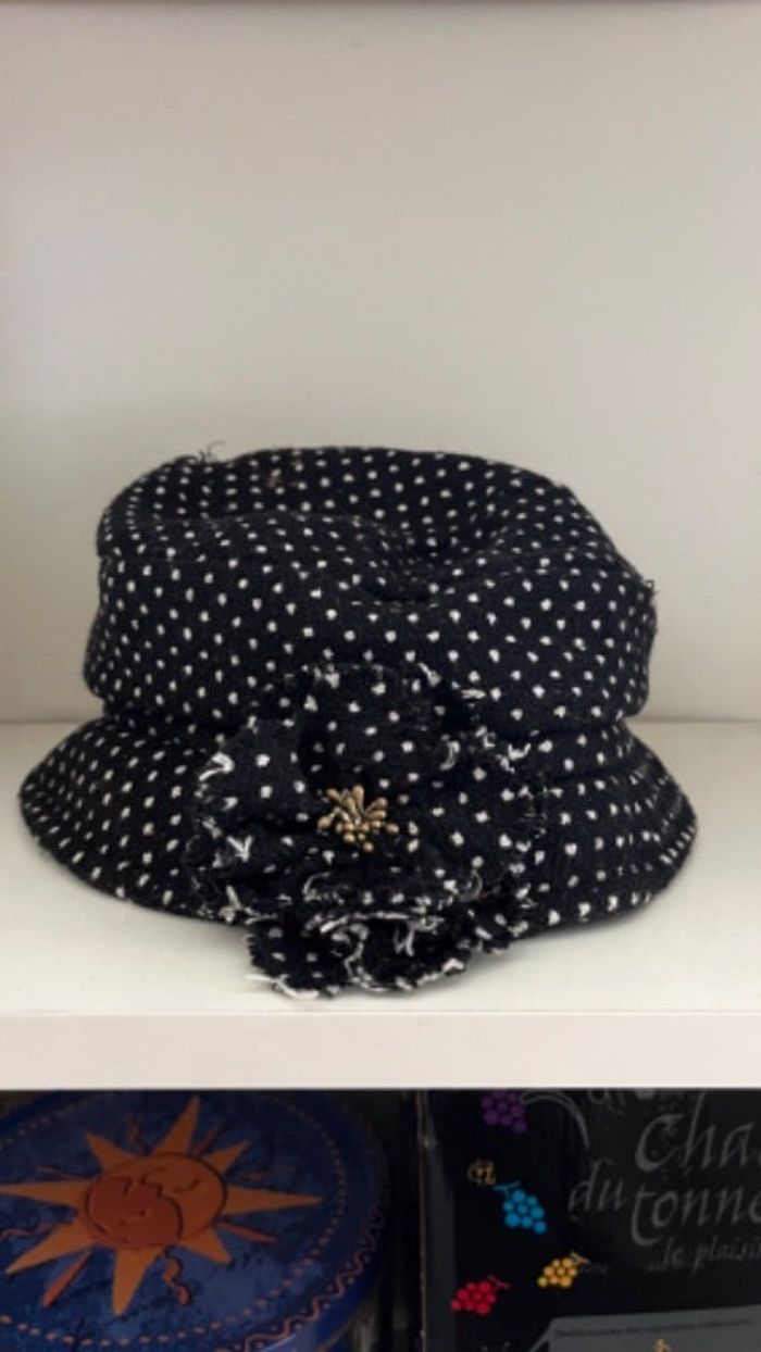 Chapeau bleu marine a poids blanc