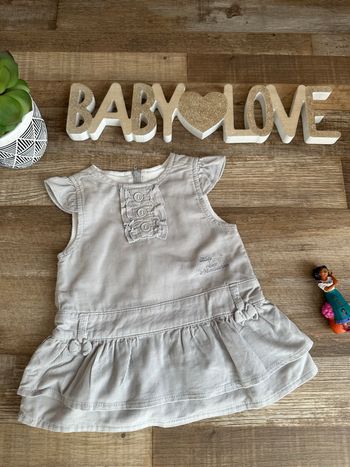 - Robe Tissaia   - 3 mois - bon état, petite tache