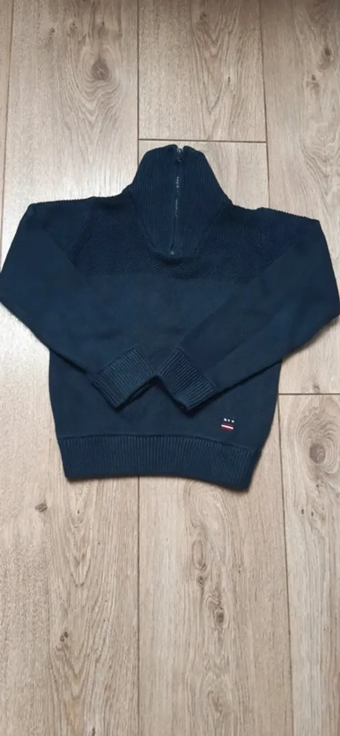 Pull tape à l'oeil "camionneur " bleu foncé 4 ans état comme neuf