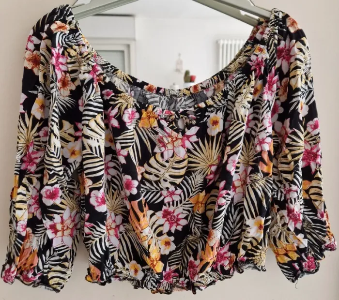 Top noir epaule dénudé à motif floral taille M