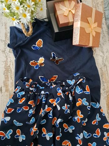 Jupe fluide & son t shirt assorti papillon en sequins