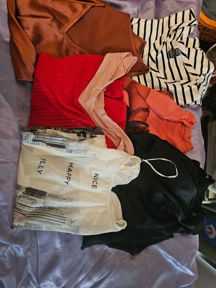 Lot de plus de 150 vêtements neufs ou mit 1 ou 2 fois, T40 42 robes , salopettes,t shirts,vestes, botte ,sac guess et desigual,manteau,chaussures,... - photo numéro 2