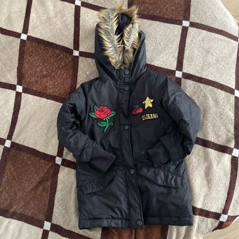 Jolie veste fille noir et logo mi-chaude bien vécue mais bon état