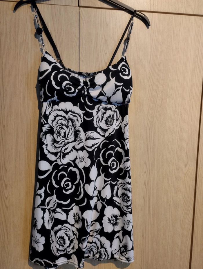 Robe fleurie noire et blanche