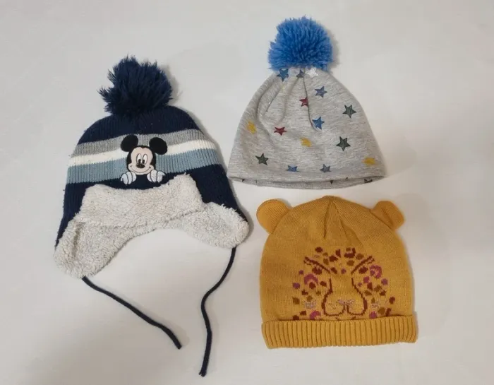 Lot 3 bonnets