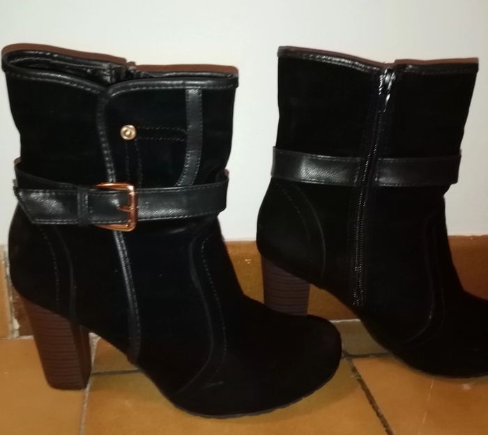 Bottines à talons noire détail doré