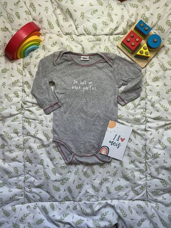 body manches logues gris inscription devant mots d'enfants 18 mois