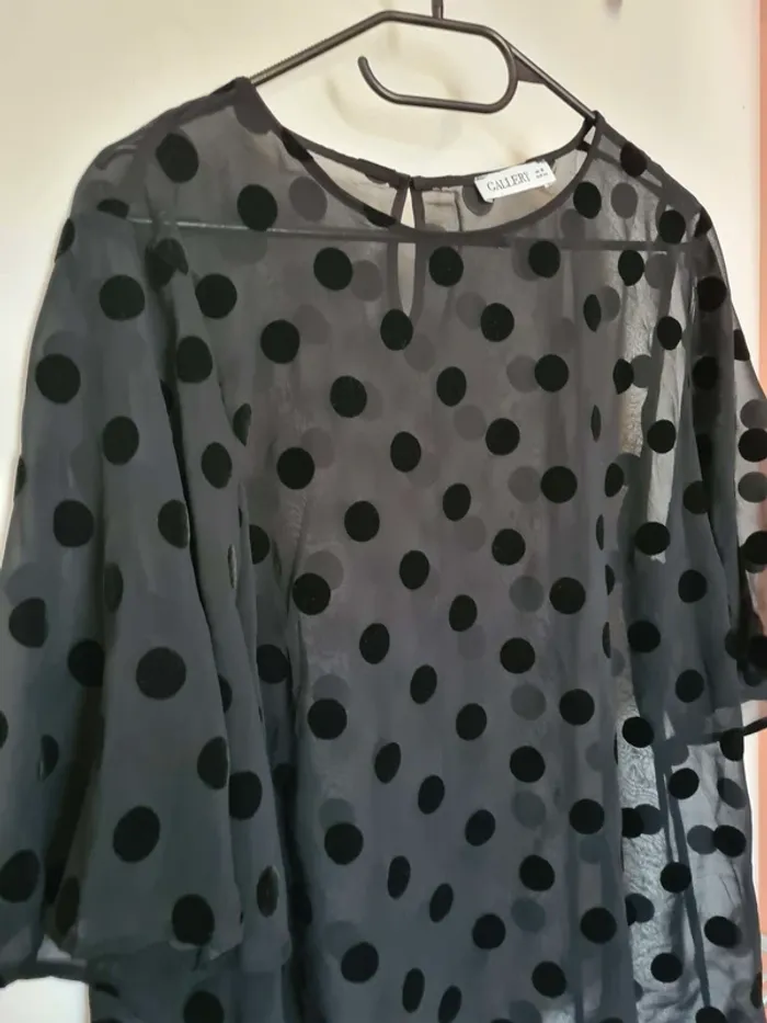 Haut transparent a pois noir taille 44 - photo numéro 2
