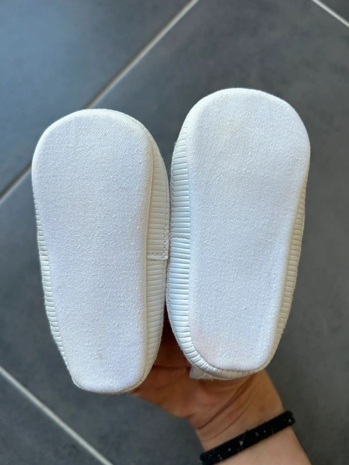 Sandales chaussons esprits baskets broderie anglaise bébé fille Kiabi - photo numéro 4