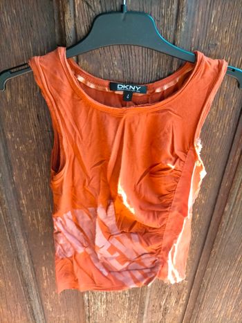 Très joli top DKNY 4 ans 