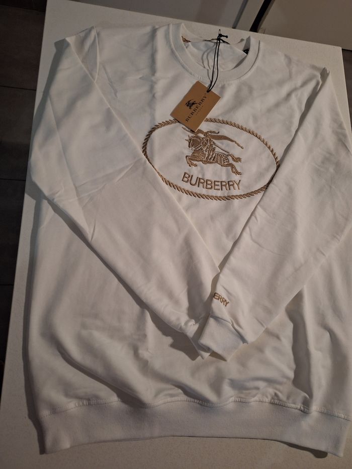 Sweat shirt Burberry taille L Neuf