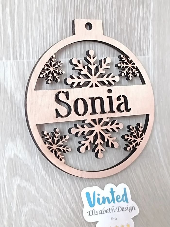 Boule de Noël en bois avec prénom - photo numéro 3