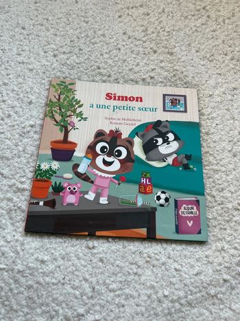 Simon a une petite sœur