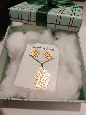 Ensemble de bijoux dorée avec boîte verte