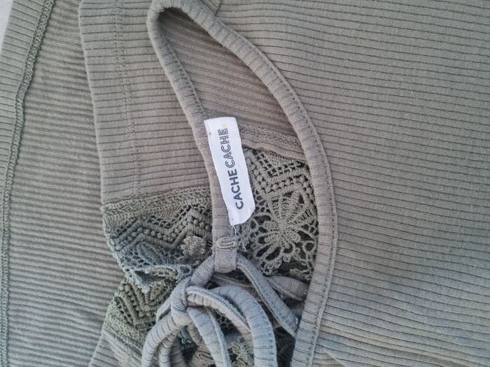 T-shirt côtelé kaki dentelle dans le dos - photo numéro 4