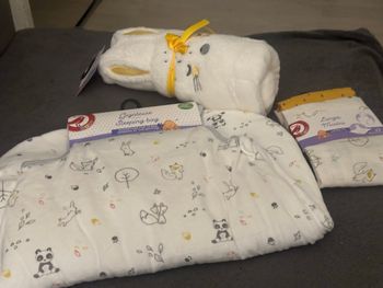 Lots gigoteuse 0/6 mois ,deux langes assortis et une couverture polaire
