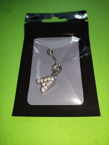 Piercing nombril lettre A