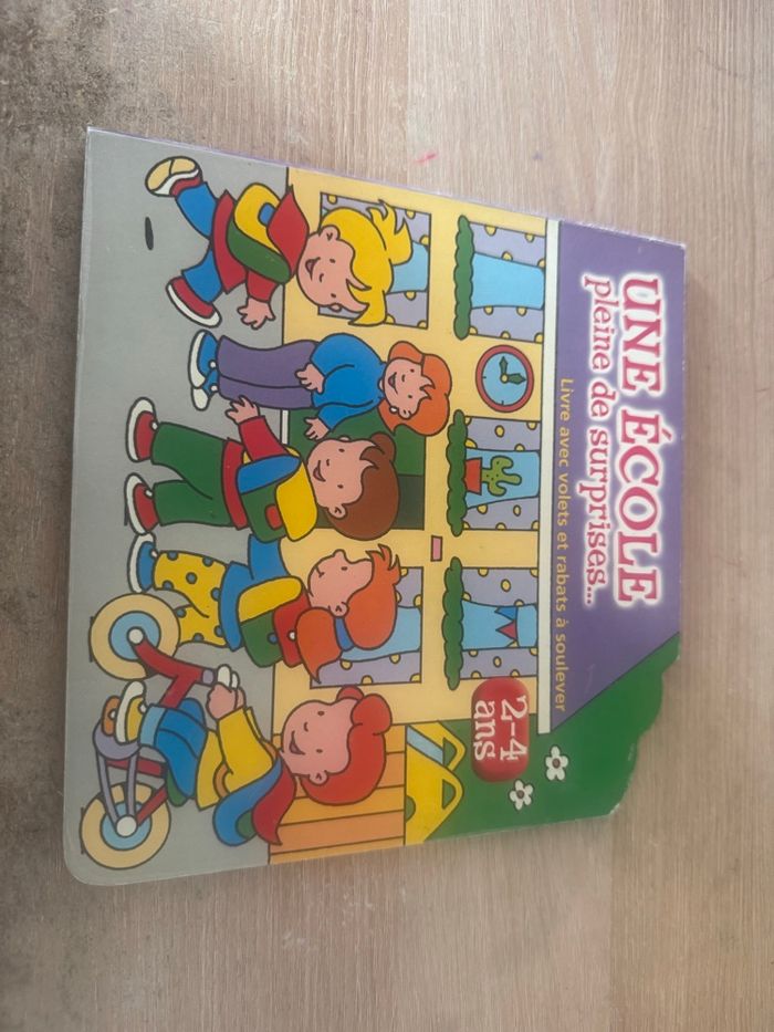 Livre «Une école pleine de surprises…» - photo numéro 2