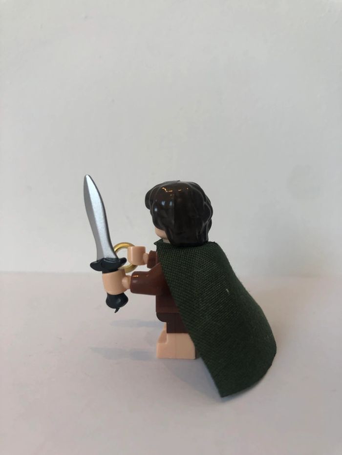 Figurine type lego Frodon avec l’anneau de pouvoir. le seigneur des anneaux - photo numéro 2