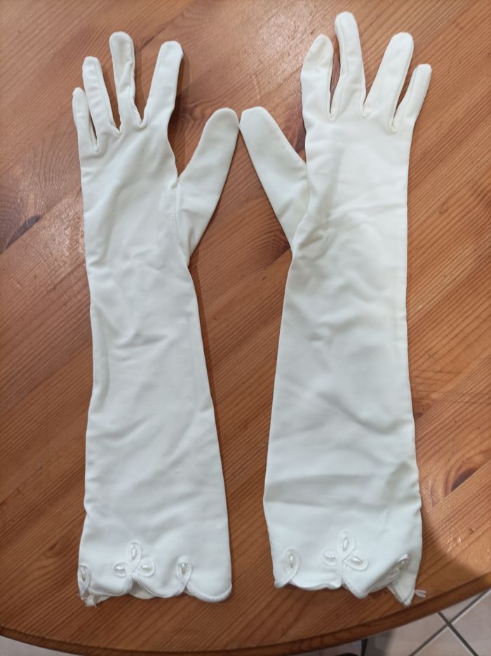 Robe de mariée  couleur ivoire matrimonia avec les gants ,un voile et un jupon. Possibilité d'une paire de chaussures en plus sur demande si ça plaît. - photo numéro 8
