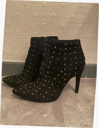 Bottines noires à clous bout pointu Mosquitos