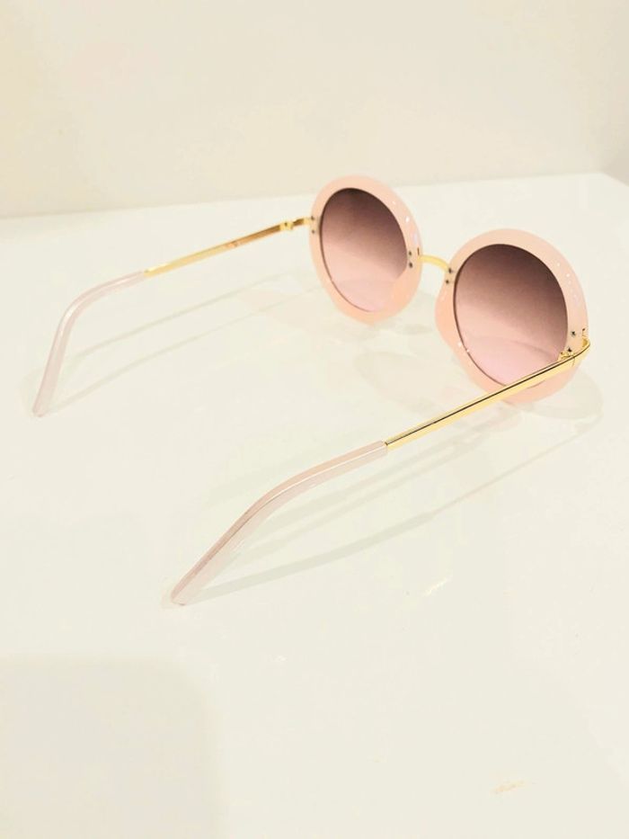 Lunette de soleil femme ronde rose marbré et dorée verres dégradés UV protection catégorie 2 - photo numéro 6
