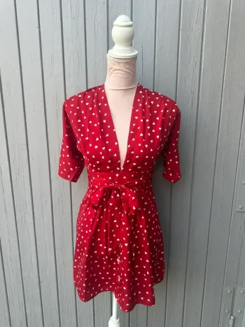 Robe d’été manches courtes dos nu rouge cœurs blanc décolleté légère fluide shein 36/S